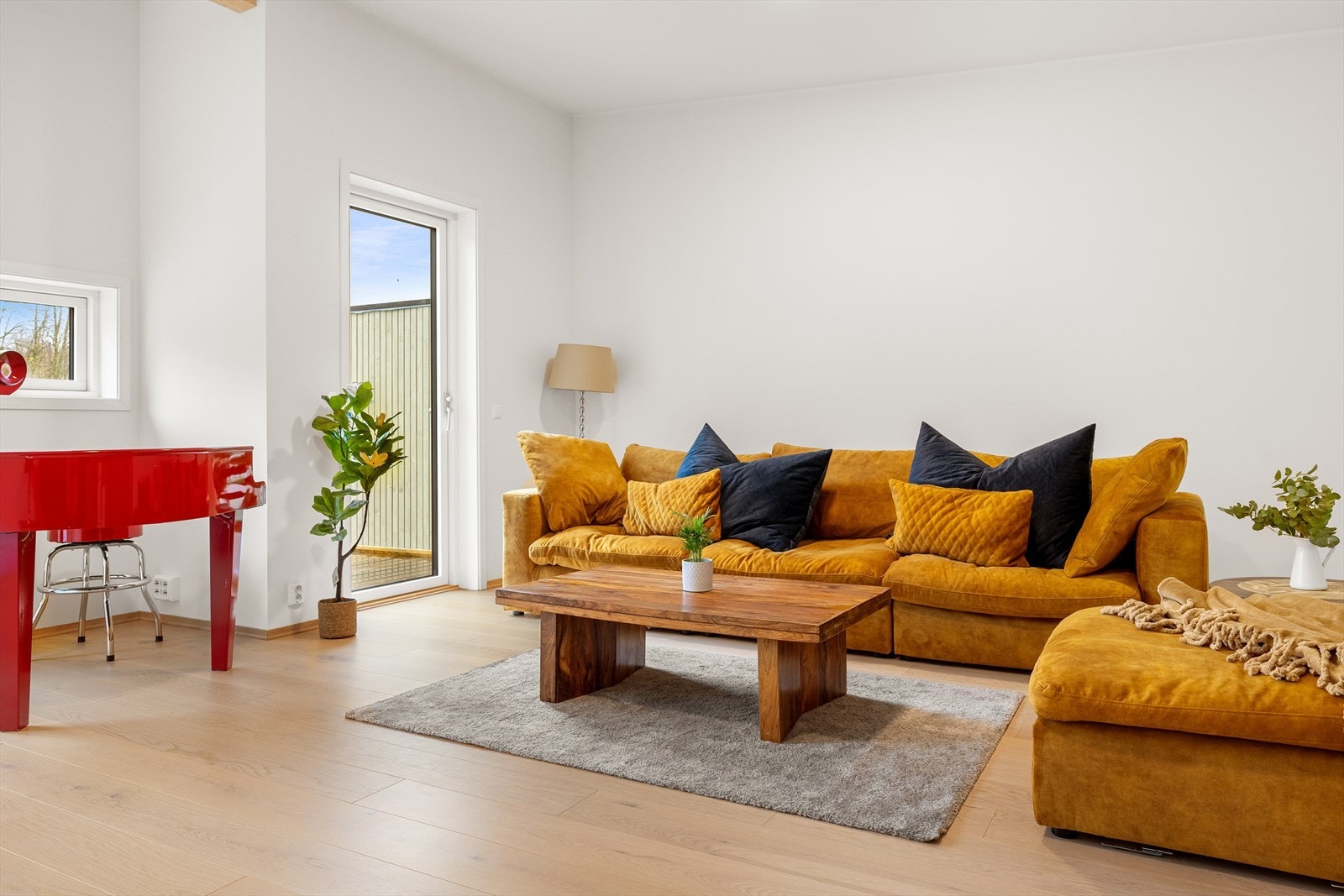 Dette er et nybygg fra 2022 med gode kvaliteter. Det er blant annet 3 soverom, 2 stuer og 2 bad i boligen. Galleribilde