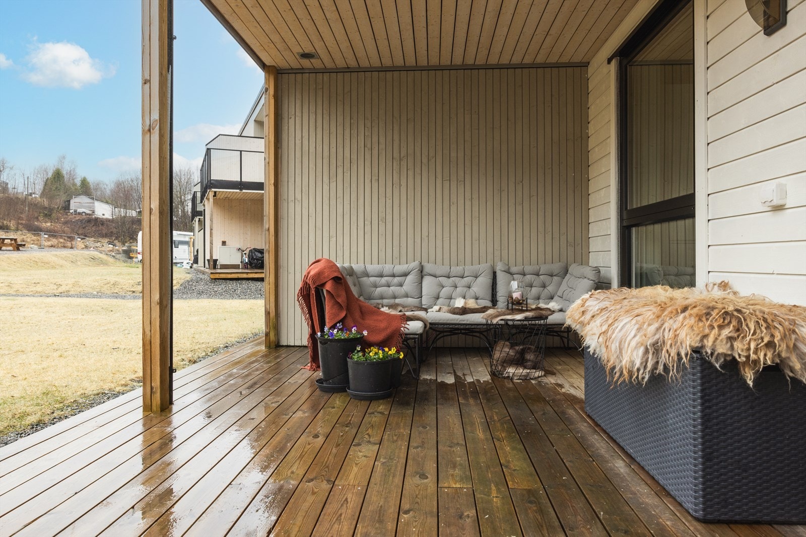 Terrassen i forkant av huset måler 18 kvm og her kan man virkelig nyte fine dager. Galleribilde