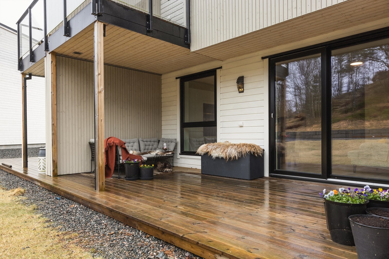 Det er pene opparbeidede utearealer tilhørende boligen. Galleribilde