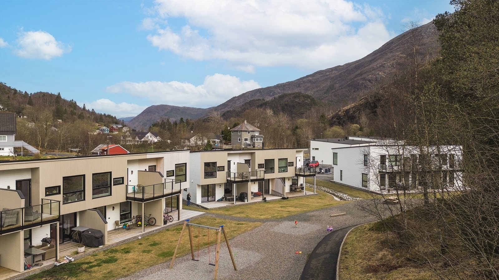 Fra boligen har man umiddelbar tilgang til lekeplass og pent opparbeidede fellesområder i nabolaget. Galleribilde