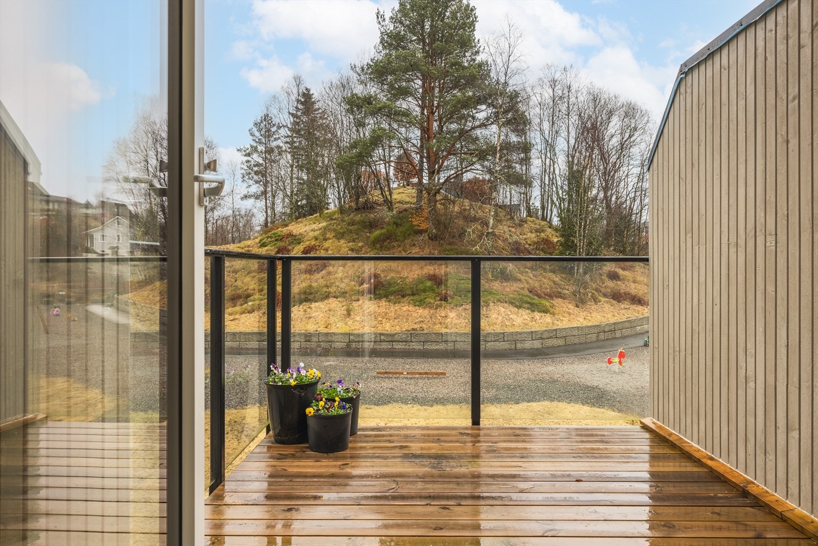 Balkongen i 2. etasje. Denne måler 6,6 kvm. Her kan man nyte en god kopp kaffe i vakre omgivelser. Galleribilde