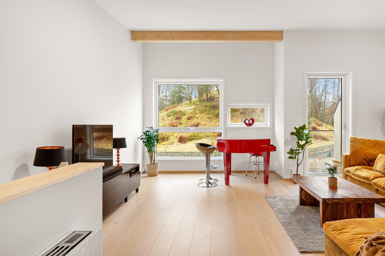 En av to flotte og romslige stuer i boligen. Galleribilde