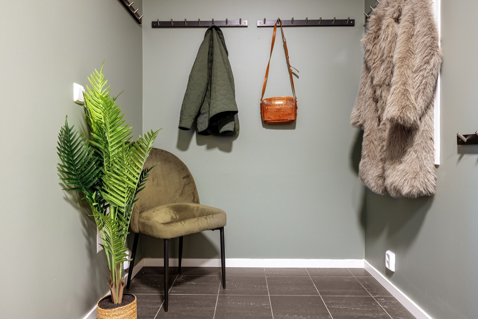 Entre. Her er gulvet fliset og har varmekabler. Rommet måler 4,7 kvm. Galleribilde