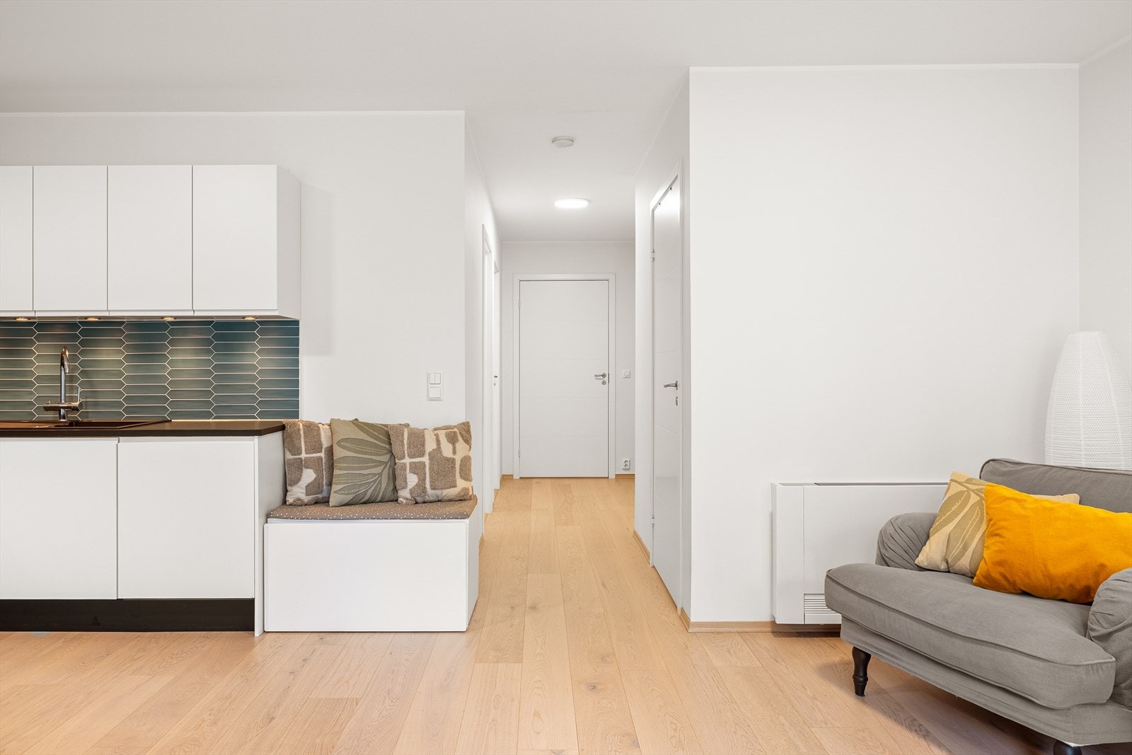 Fin og åpen gang når man kommer inn i boligen. Galleribilde