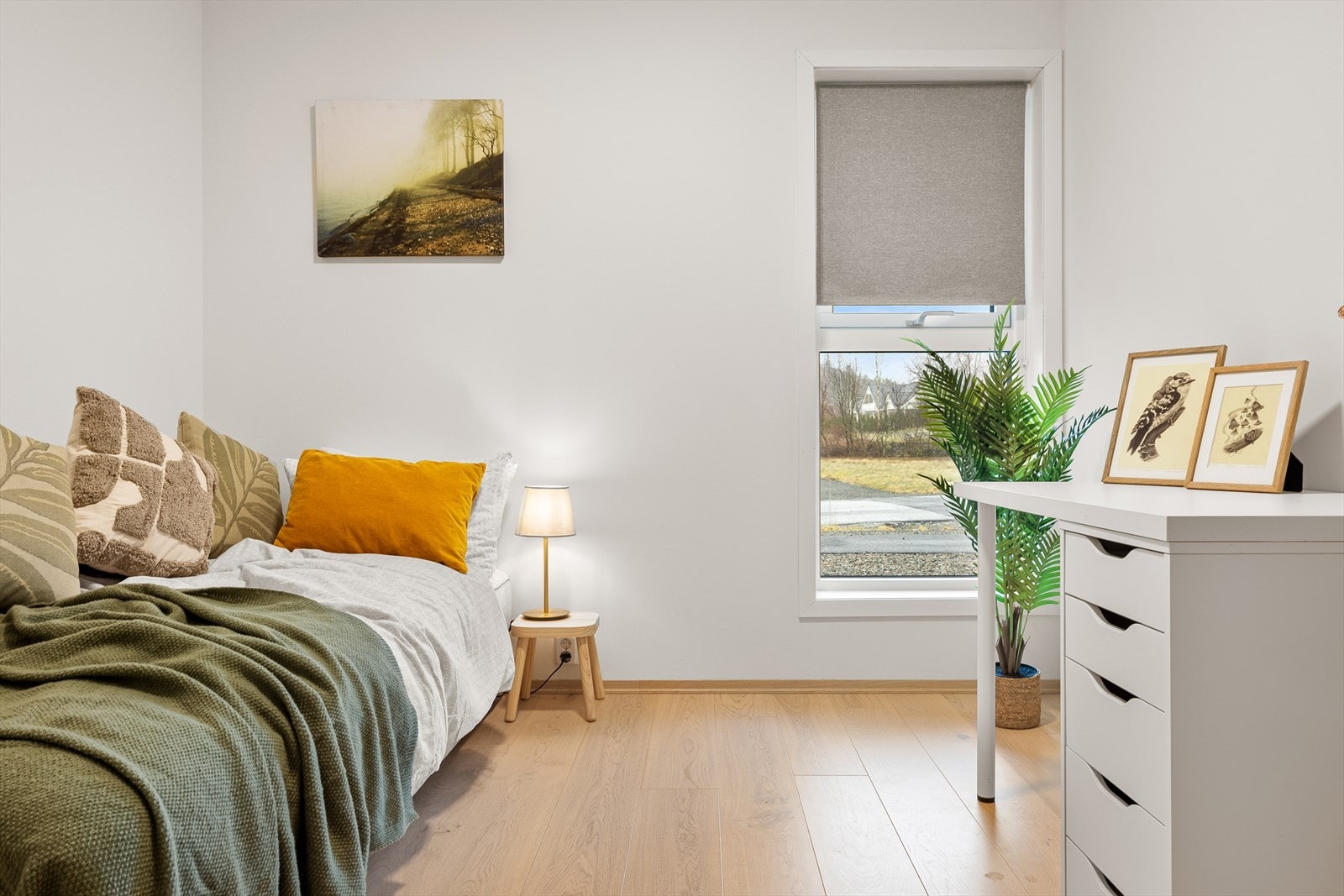 Her er det plass til både seng og skrivepult. Galleribilde