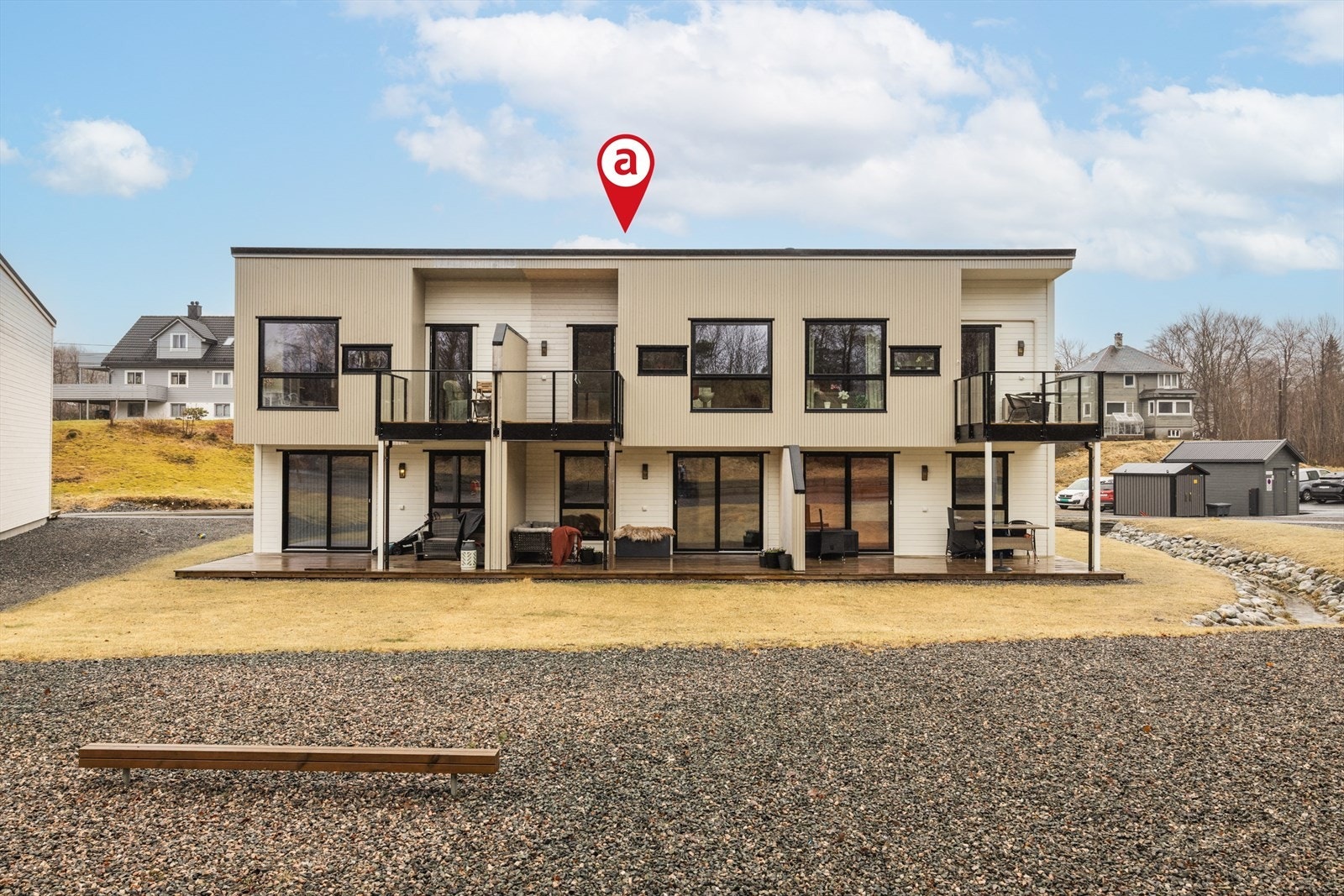 Dette er et nybygg fra 2022 med gode kvaliteter. Det er blant annet 3 soverom, 2 stuer og 2 bad i boligen. Galleribilde