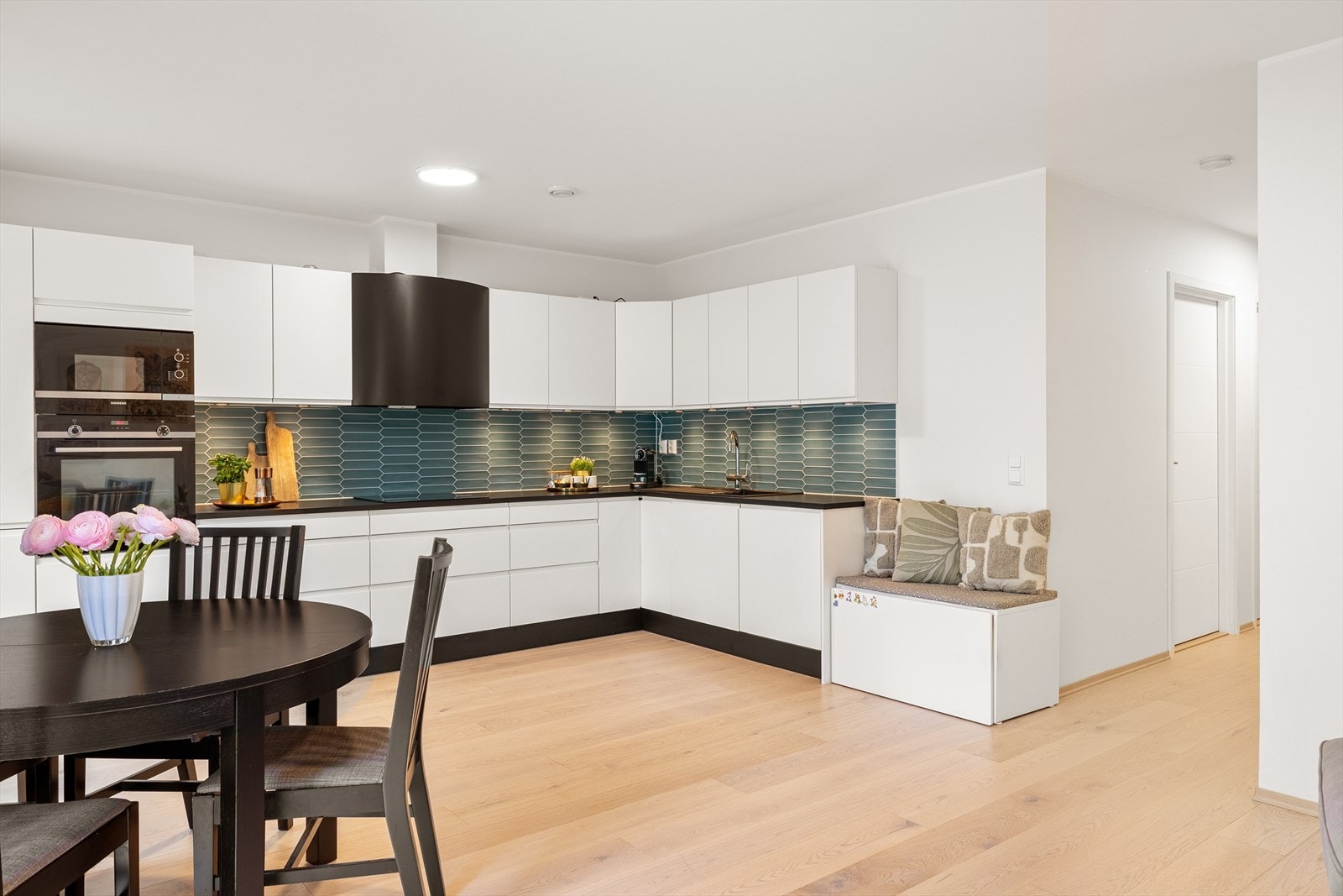 I 1. etasje har man en åpen stue/ kjøkken løsning. Rommet måler 23,8 kvm. Galleribilde