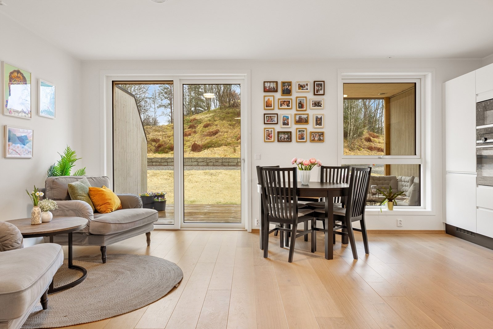 Stuen er romslig og har plass til både sofagruppe og spisegruppe. Galleribilde