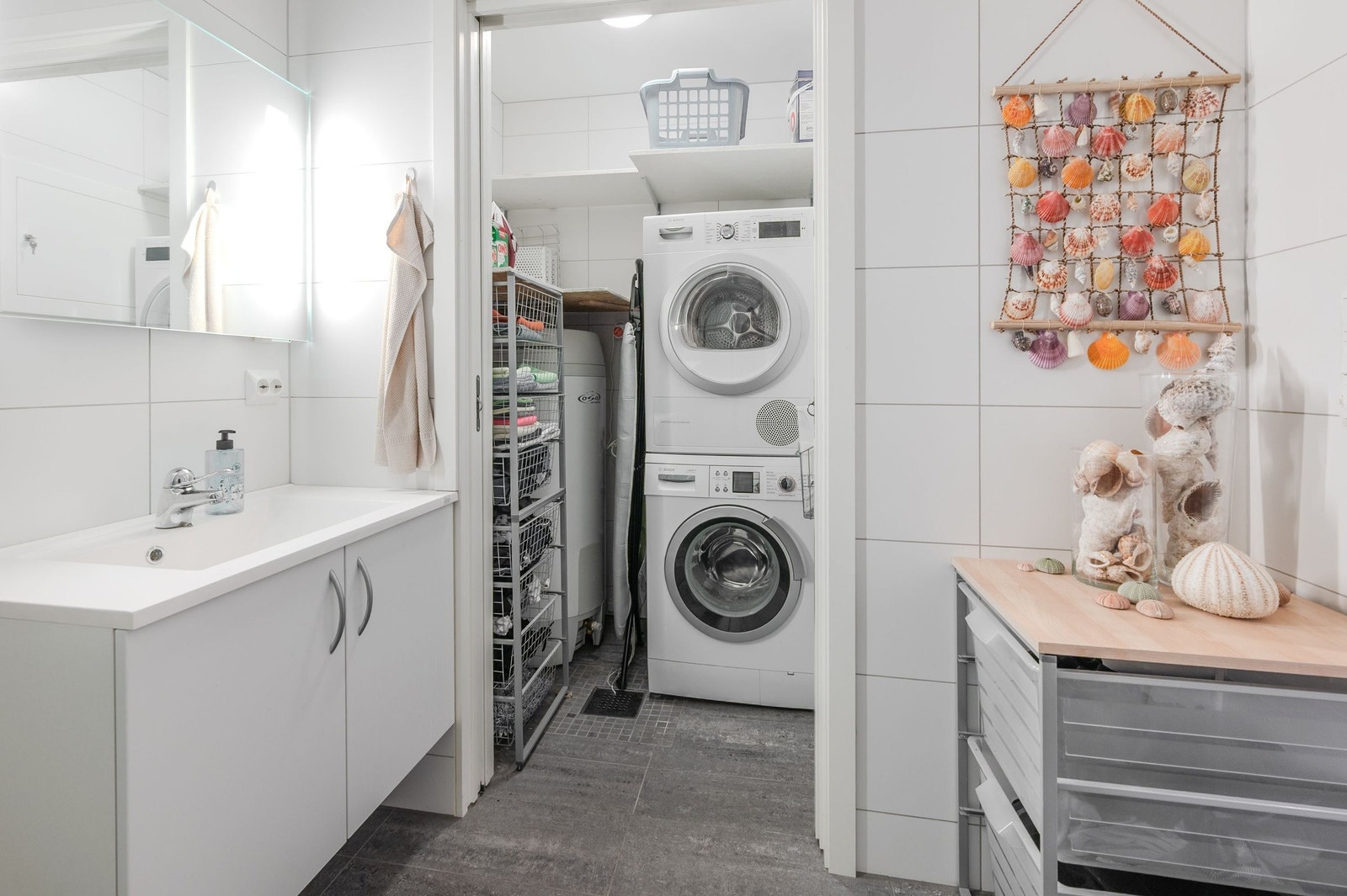 Vaskenisje innenfor badet i 1. etg. Galleribilde