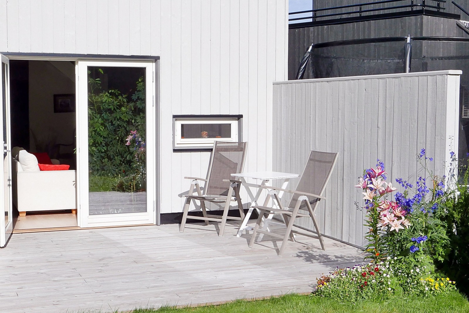 Denne terrassen har utgang fra stua og er en flott morgenkaffe-plass. Galleribilde
