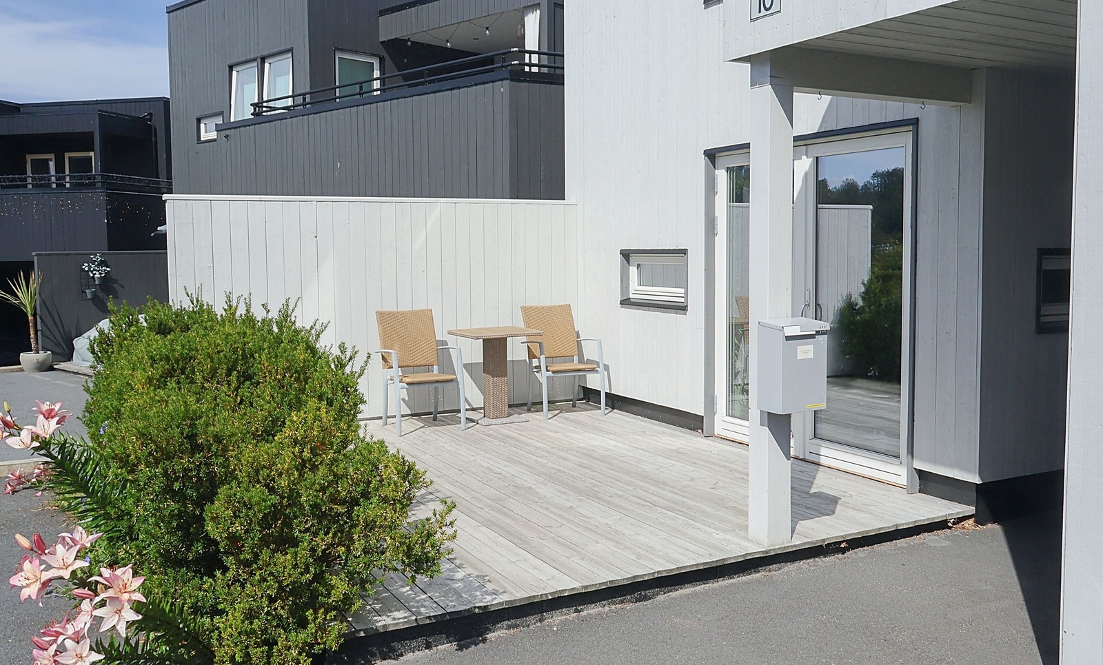 Terrasse med utgang fra kjøkkenet, ved inngangspartiet. Galleribilde
