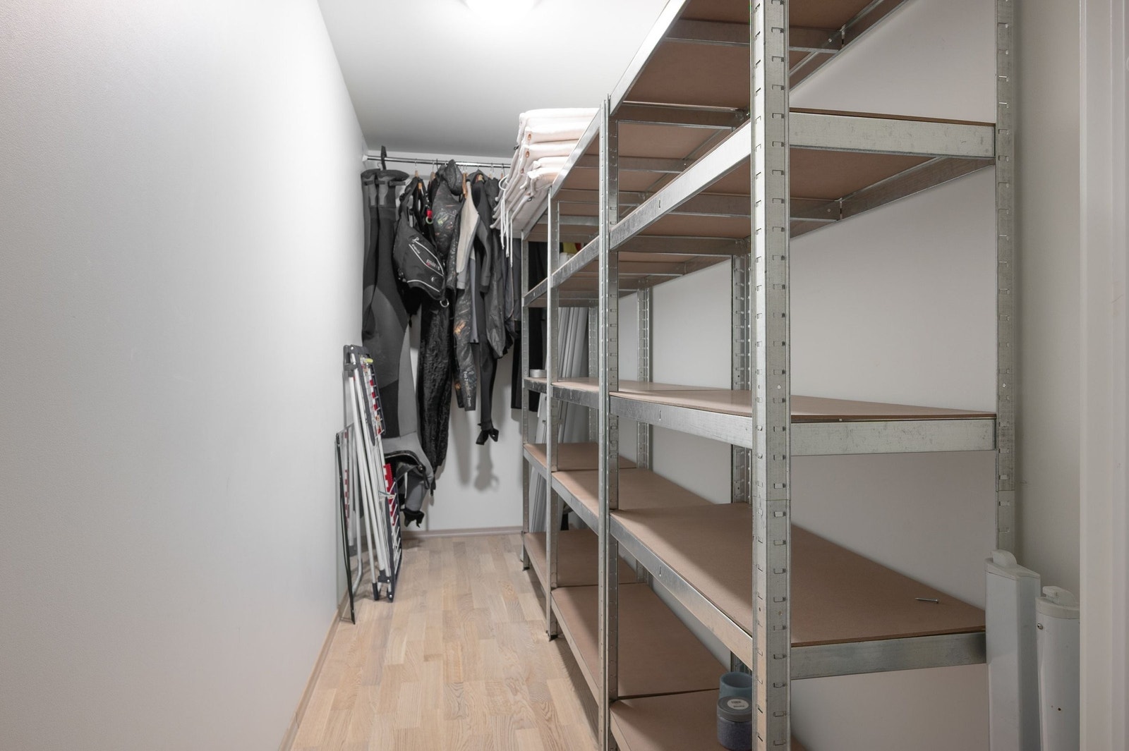 Stor bod i 2. etasje med hyller. Galleribilde