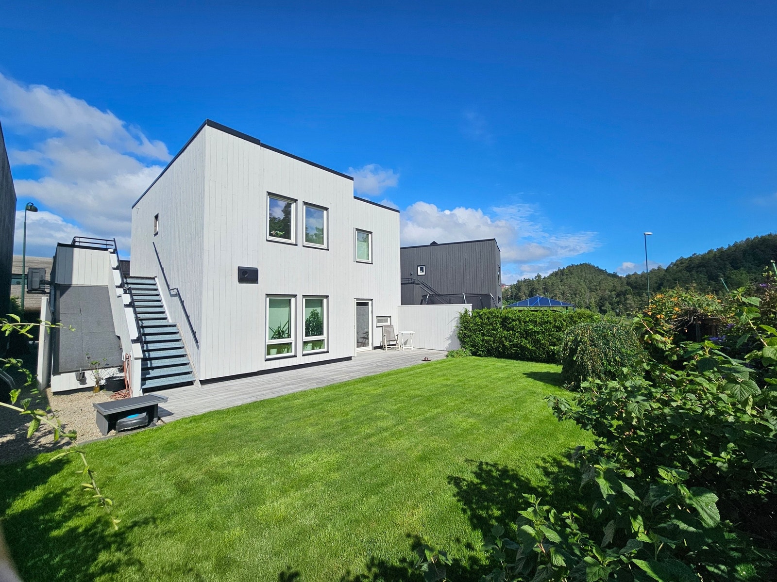 Hage på østsiden. Bred og solid trapp opp til terrassen over garasjen. Galleribilde