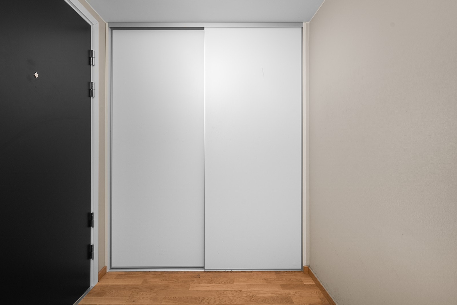 Praktisk skyvedørsgarderobe i gangen Galleribilde