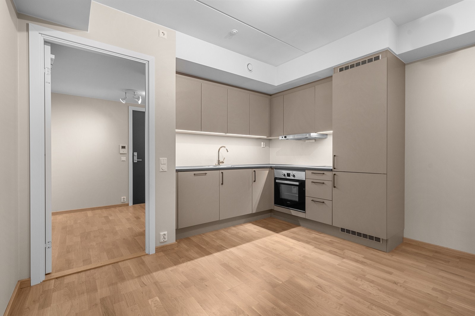 Kjøkken med integrerte hvitevarer Galleribilde