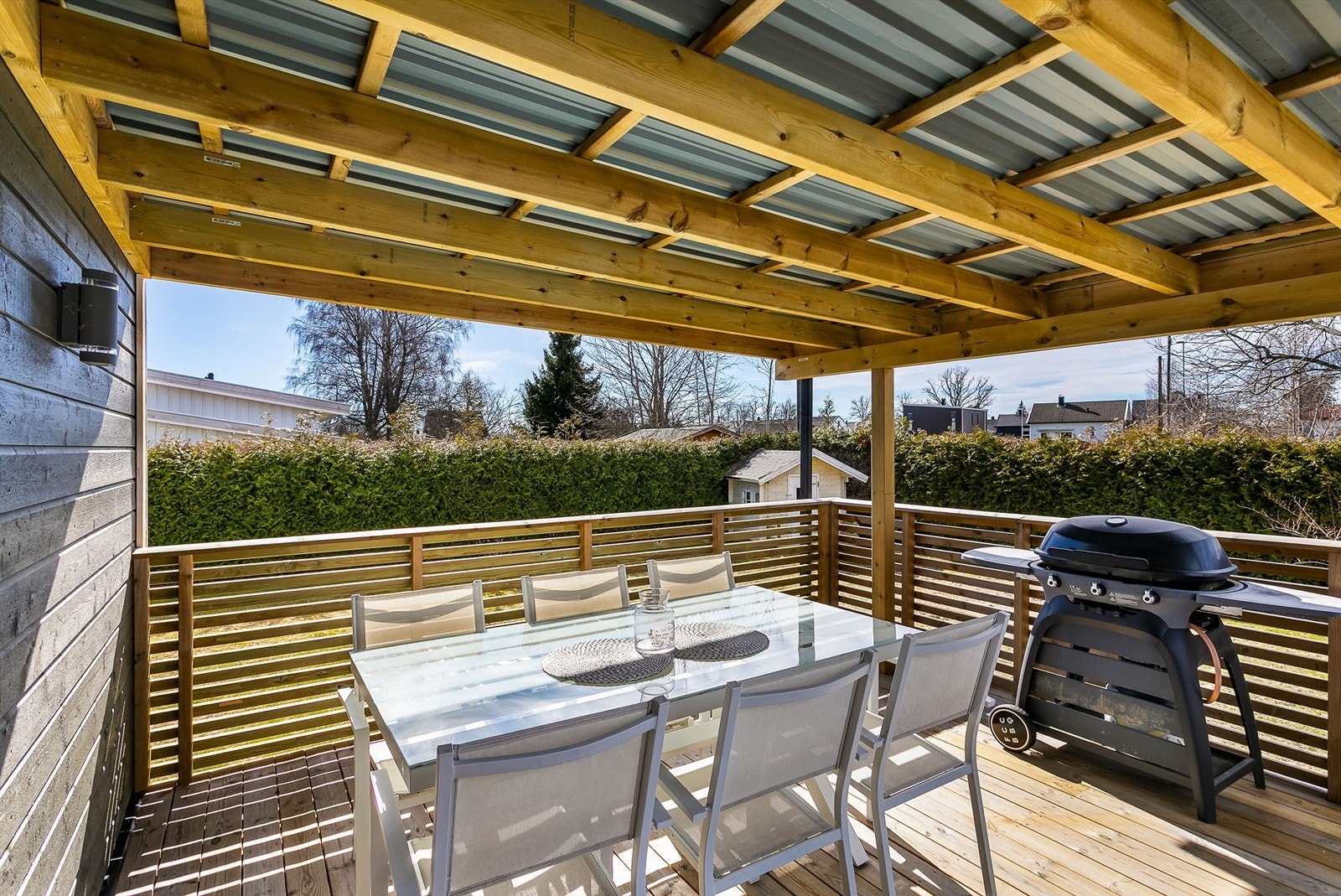 Skjermende overbygg utvider terrassens bruksmuligheter og gjør det mulig å sitte ute selv når sommerværet ikke er på sitt aller beste. Galleribilde