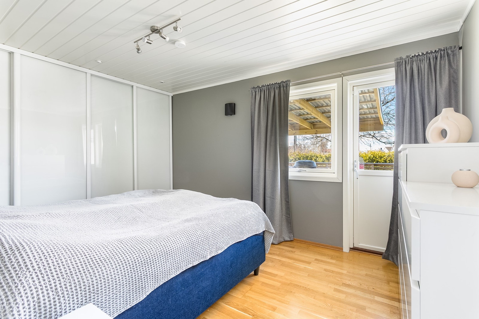 Alle tre soverom er av generøs størrelse, hovedsoverommet på over 14 kvm. og innredet med 3 meter bred skyvedørsgarderobe. Galleribilde