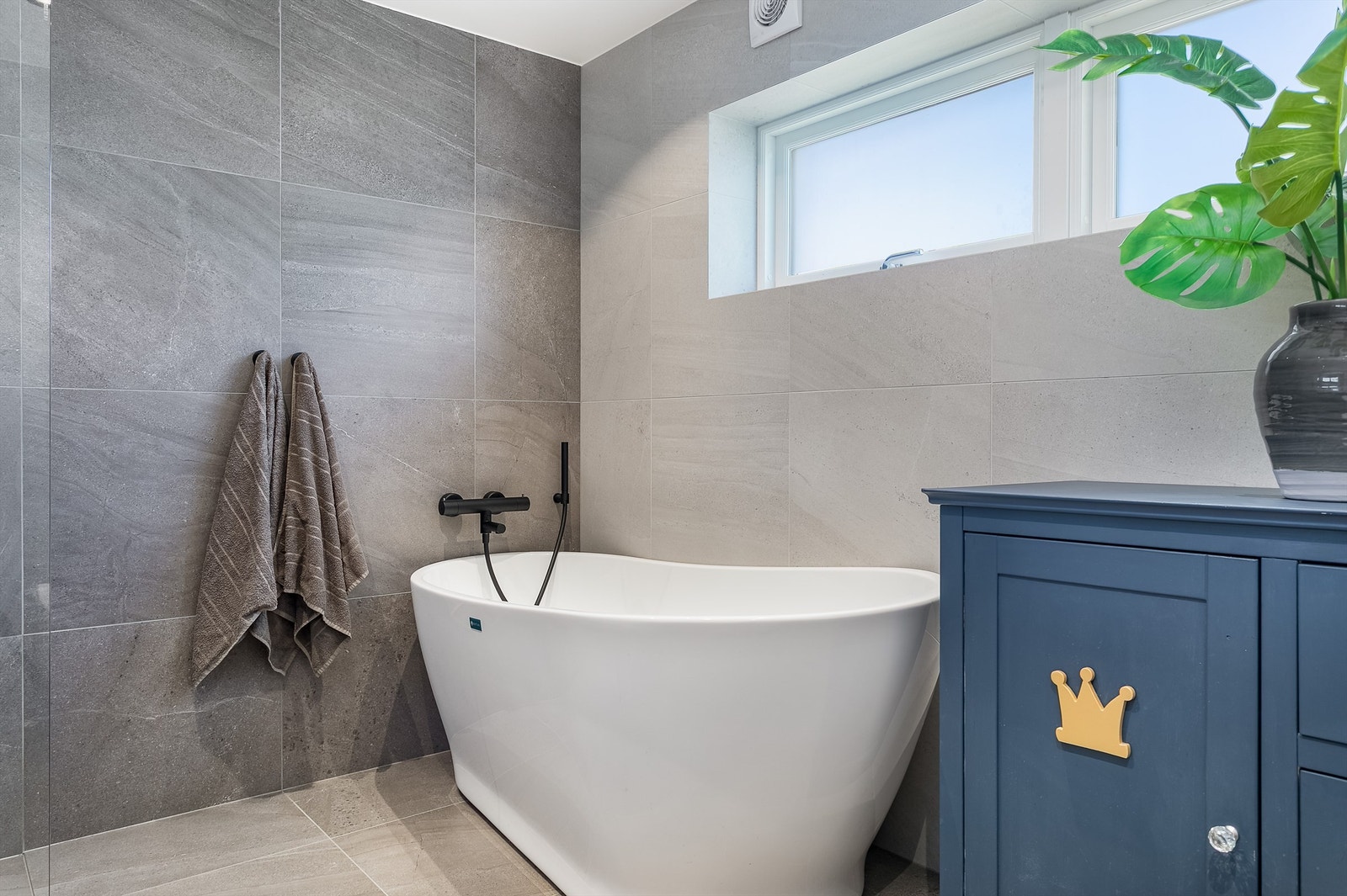Med både dobbel servant, badekar og et ekstra romslig dusjhjørne er badet tilrettelagt for samtidig bruk av to personer. Galleribilde