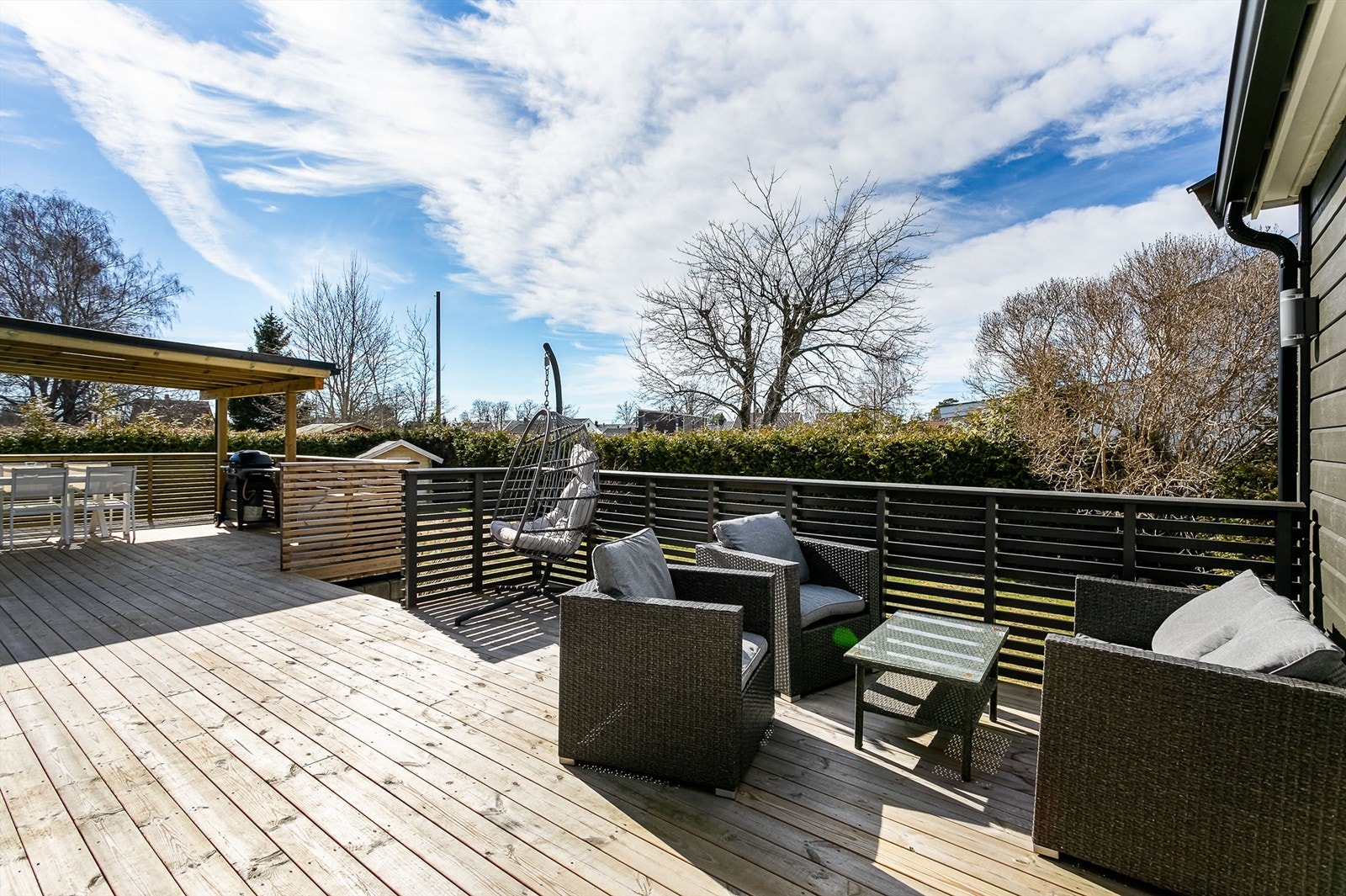 I svært fredelige omgivelser på terrassen kan du sommerstid få med deg solen fra tidlig ettermiddag til sen kveld. Galleribilde