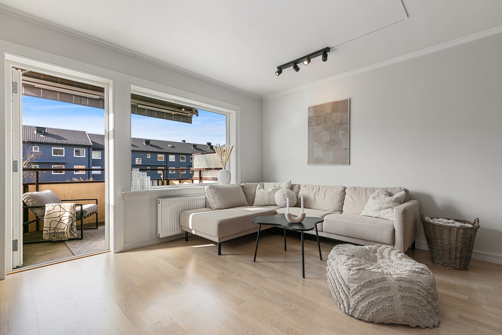 Stuen har mange innredningsmuligheter, lyse overflater og parkett på gulv. Galleribilde