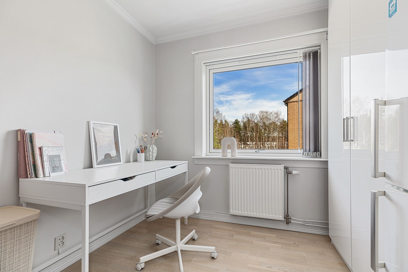 Stor vindusflate, lyse overflater og parkett på gulv. Galleribilde