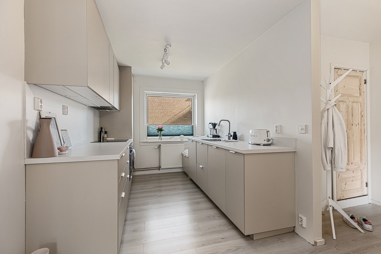 Moderne kjøkken nytt fra 2023 med praktisk utforming og sjarmerende sitteplass. Galleribilde