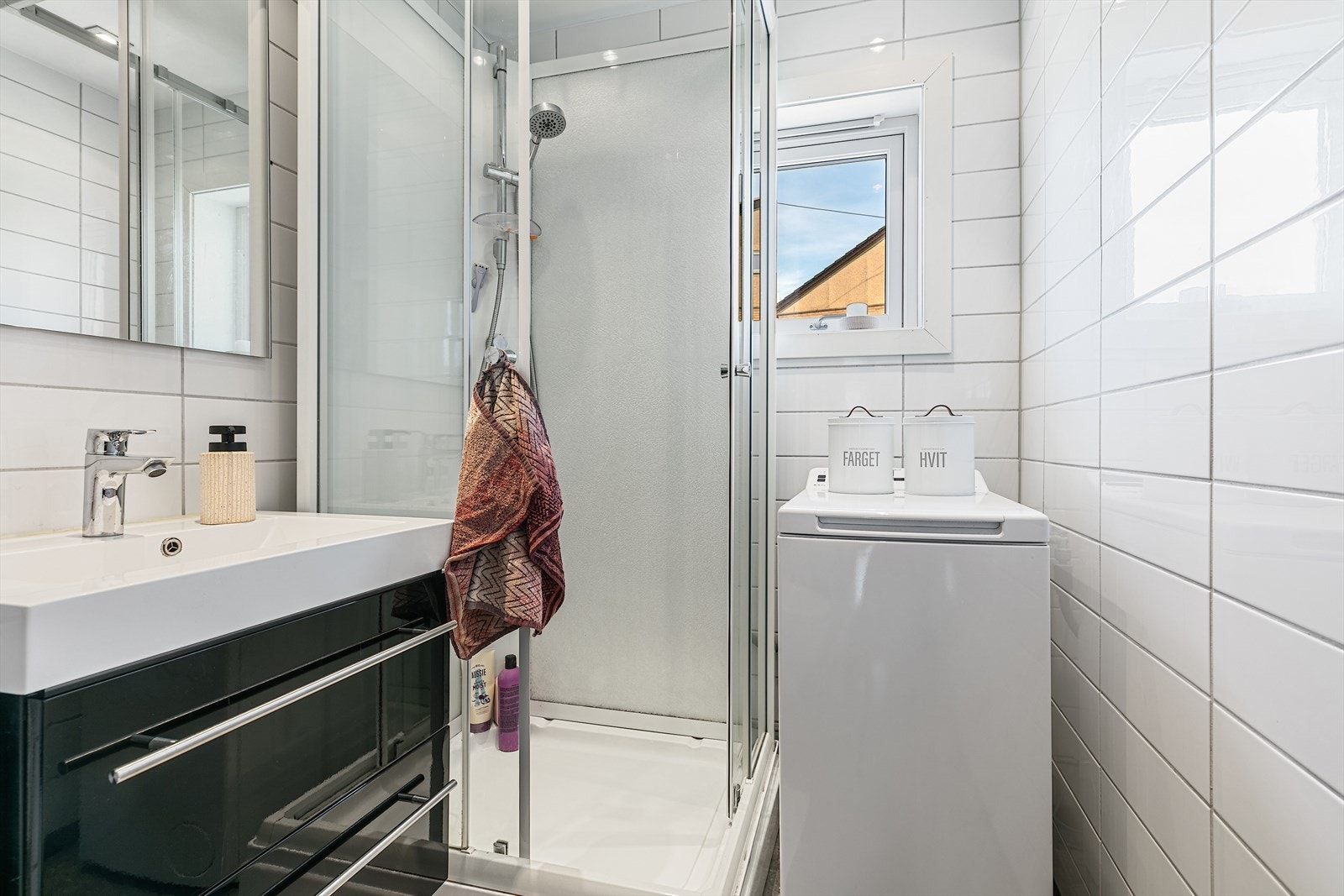 Speil i overkant av servant og spotbelysning i tak. Opplegg for vaskemaskin og varmekabler i gulv. Galleribilde