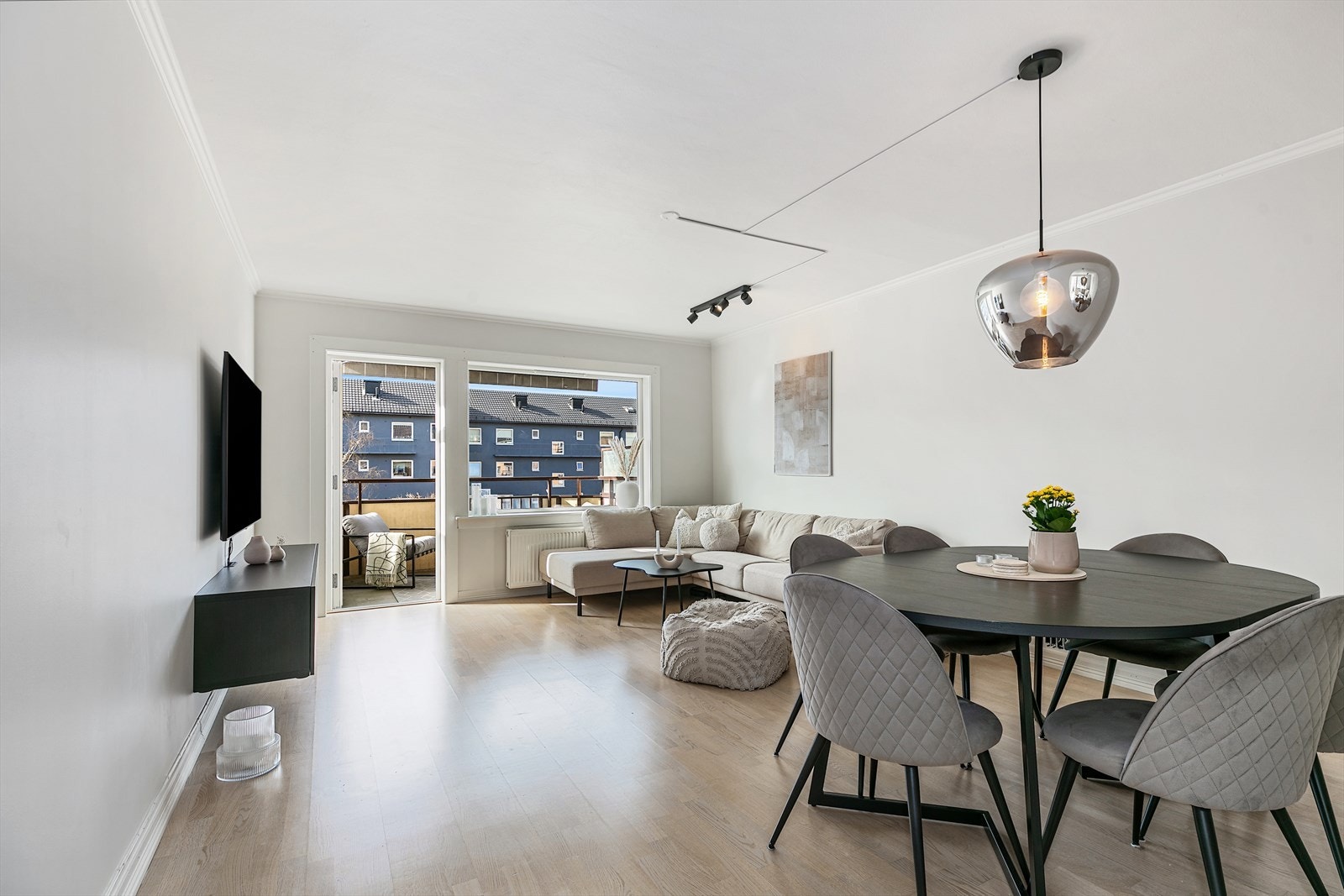 Lys og innbydende stue med utgang til balkong. Galleribilde