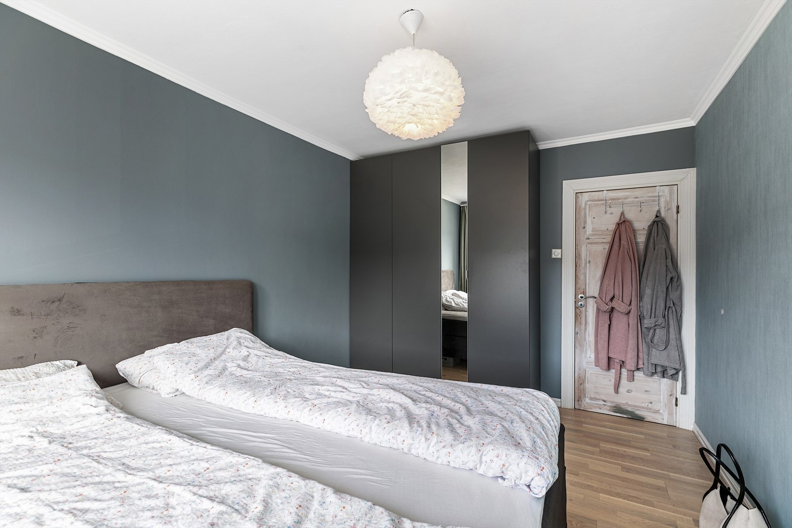 Fin vindusflate og garderobeløsning av god størrelse. Galleribilde