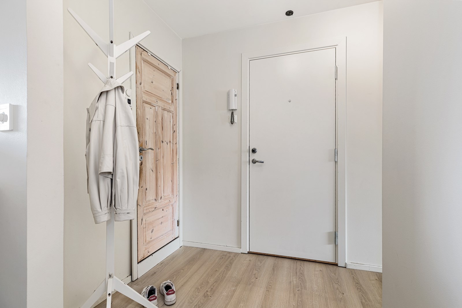 Lys entré med mulighet for oppheng av yttertøy og plassering av sko. Galleribilde