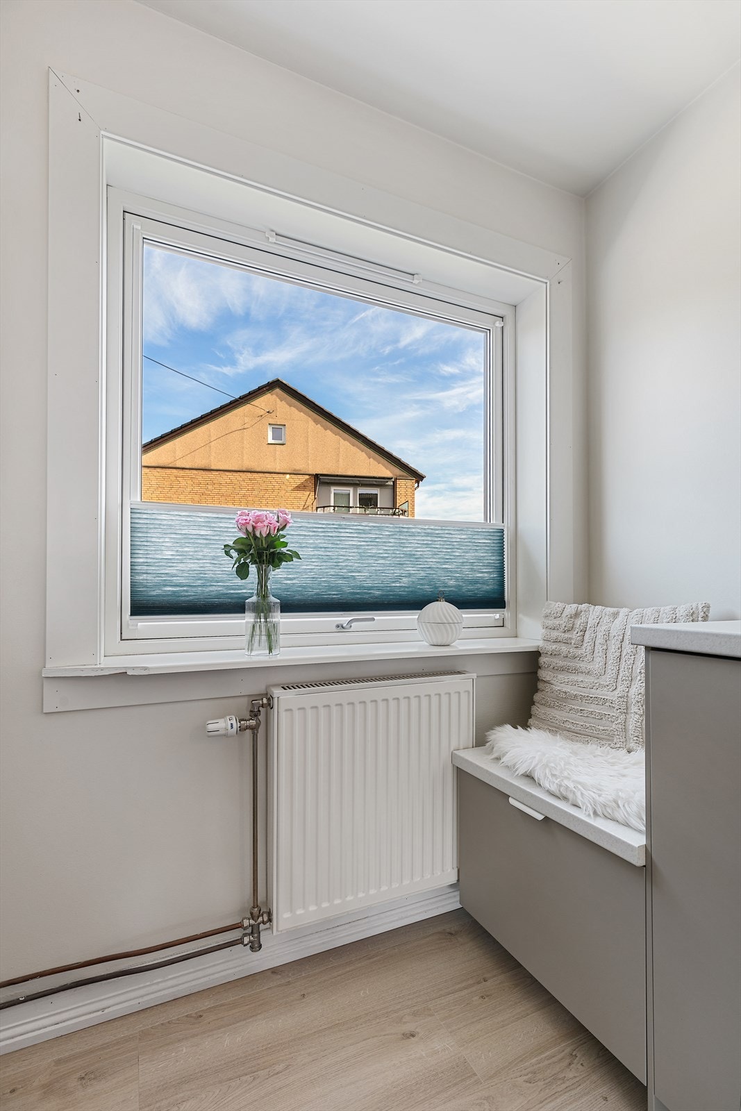 Detaljer som overskap som strekker seg til tak og integrerte hvitevarer som koketopp, stekeovn, oppvaskmaskin og kjøleskap. Galleribilde