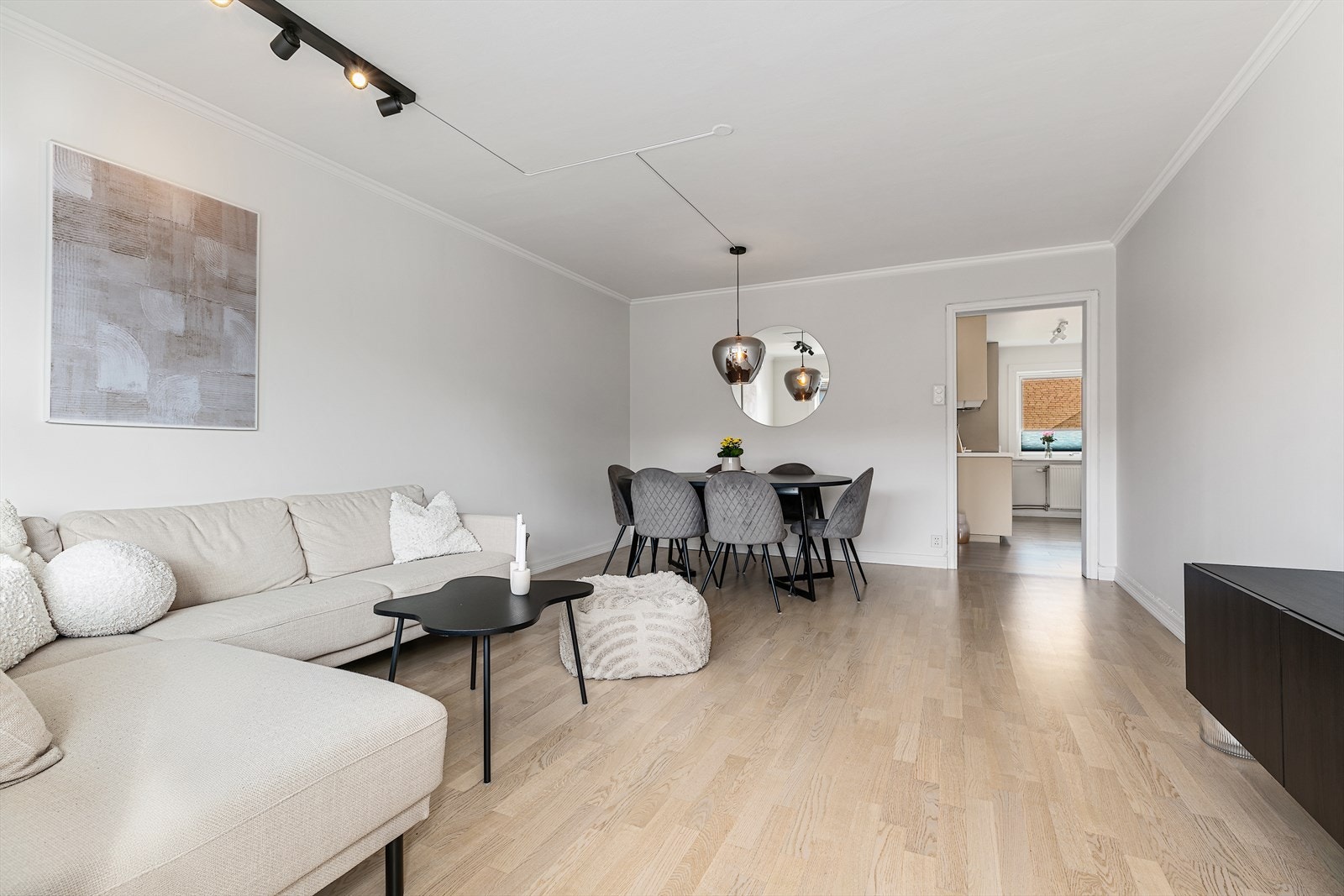 Her er det plass til både spisebord og sofagruppe og rommet framstår luftig med en hyggelig atmosfære. Galleribilde