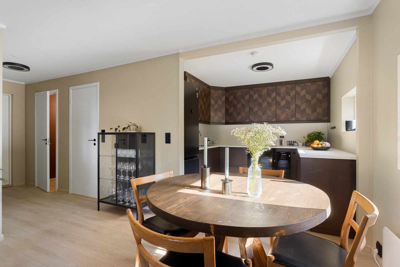 Du kan glede deg over integrerte hvitevarer som platetopp, komfyr, oppvaskmaskin og vinskap, samt en frittstående kjøl/frys Galleribilde