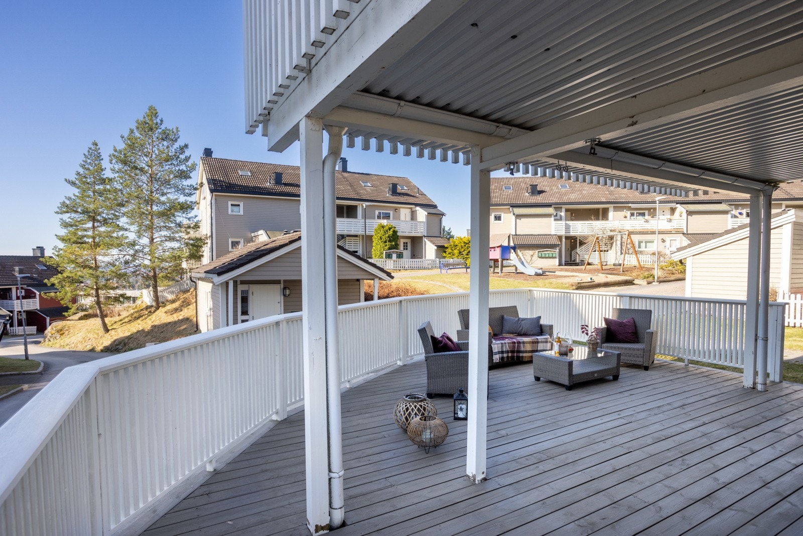 Terrassen har utsyn til fellesområder i borettslaget Galleribilde