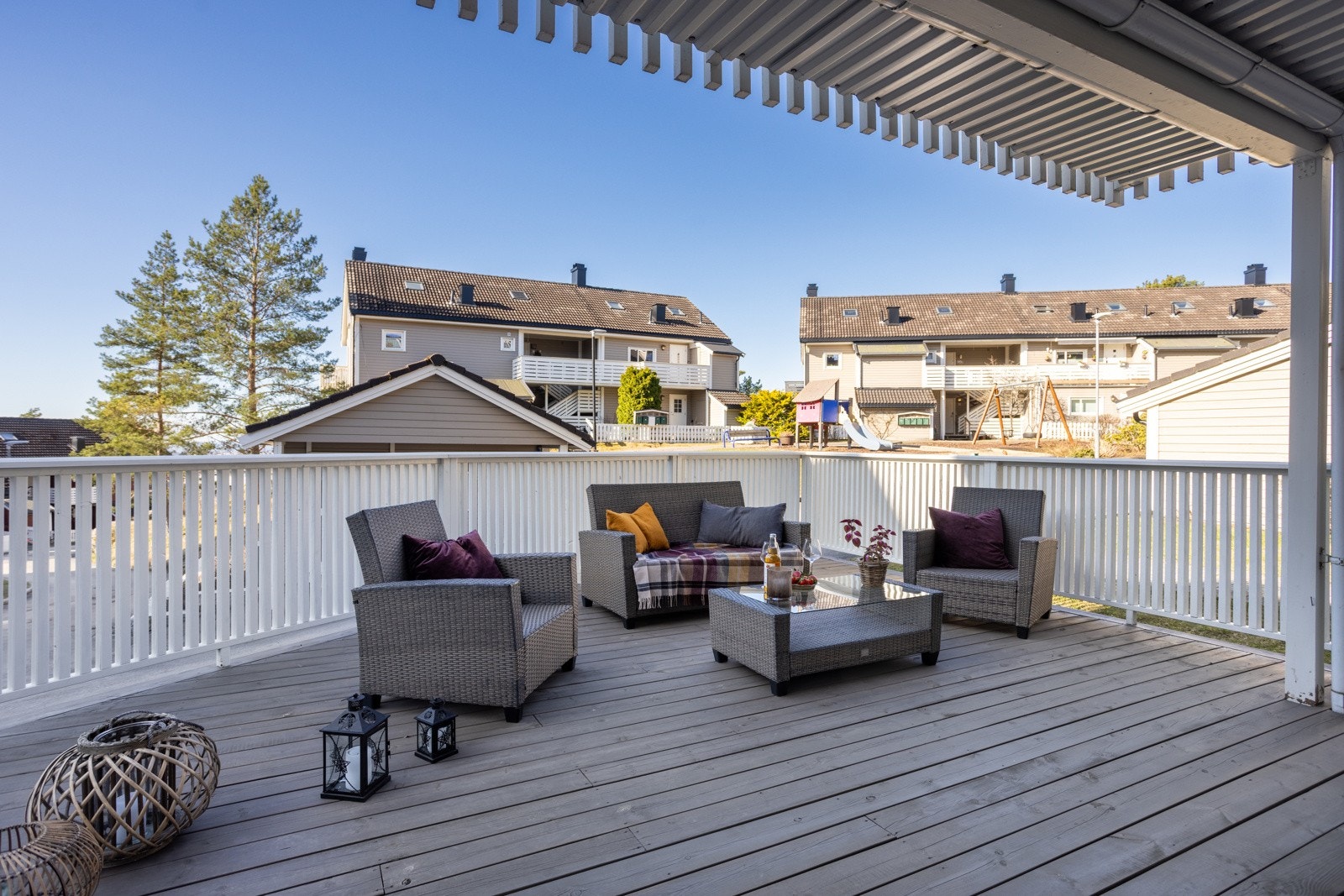 Terrassen er bygget opp med solide terrassebord og et bjelkelag i tre, og har nylig fått en ny platting og gjerde i 2023 Galleribilde