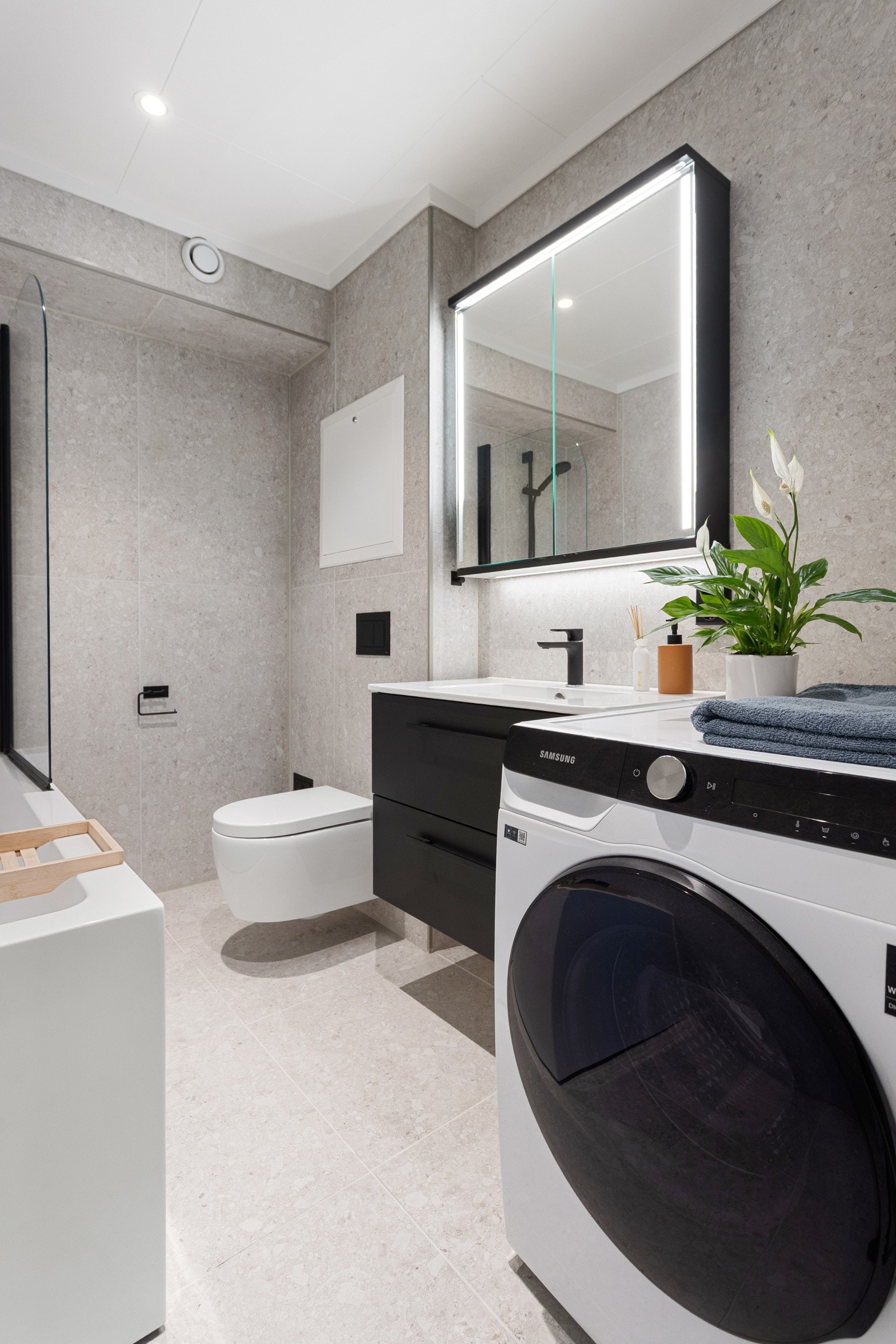 Badet i denne leiligheten ble pusset opp i 2024 og holder en moderne standard med rene linjer og en nøytral fargepalett Galleribilde