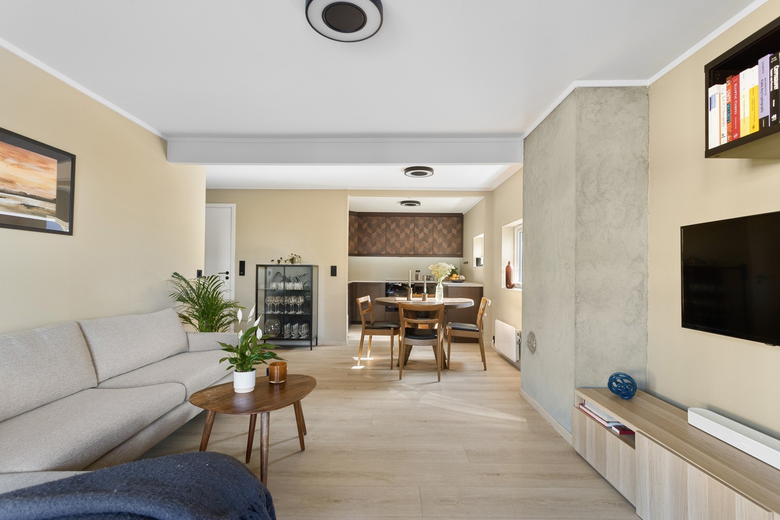 Stue og kjøkken er gjennomgående, hvor det er rom for en spisegruppe mellom sonene Galleribilde