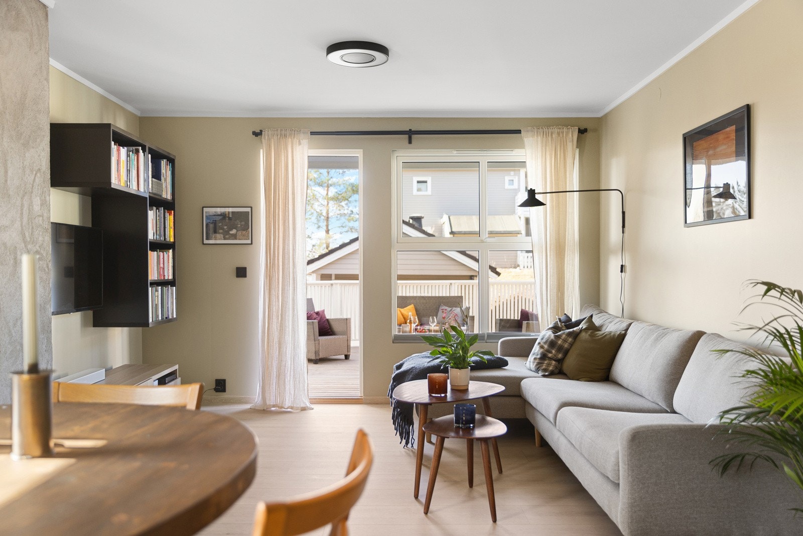 Med direkte adkomst til en sydvestvendt terrasse på ca. 37m2, utvider stuen seg naturlig til utendørsarealer i de varmere månedene Galleribilde