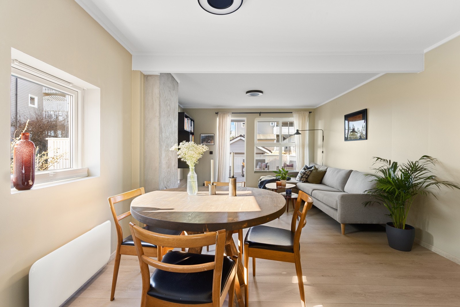 Stuen og resten av leiligheten fikk nytt gulv og oppussede flater i 2021 Galleribilde