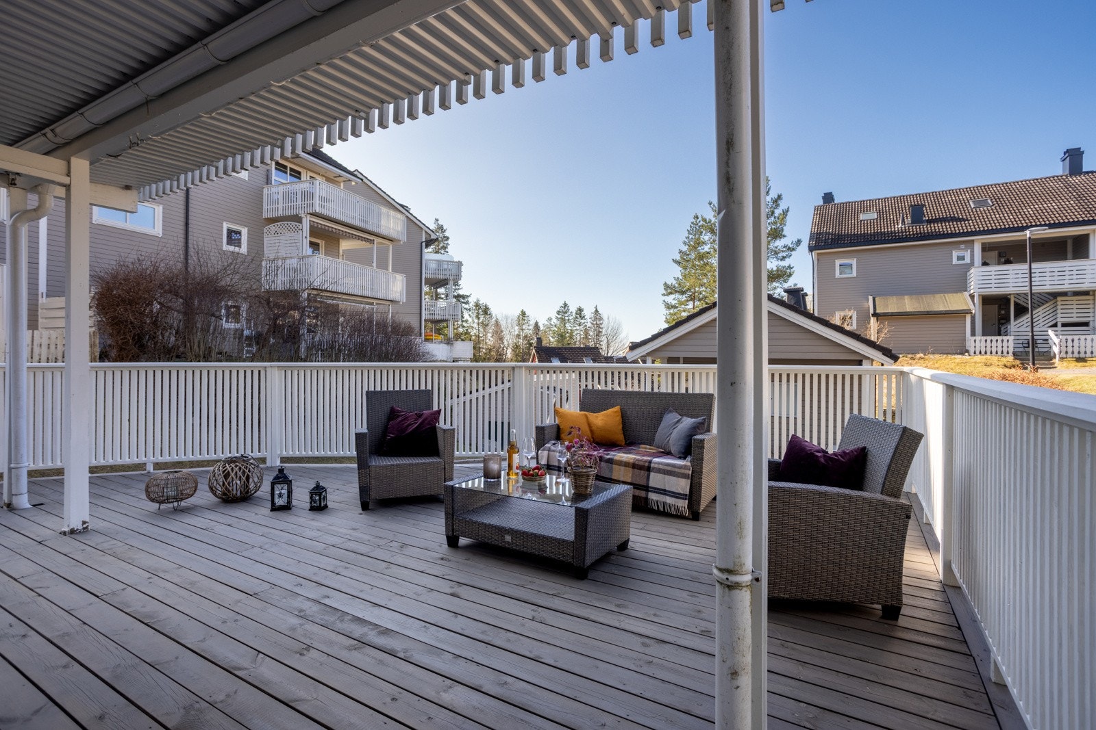 Her møter du en romslig terrasse med rikelig av plass til møblering i forskjellige soner Galleribilde