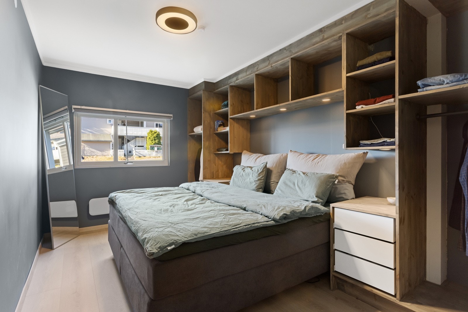 Soverommet har et areal som tillater en komfortabel plassering av seng og garderobeløsninger for klær Galleribilde