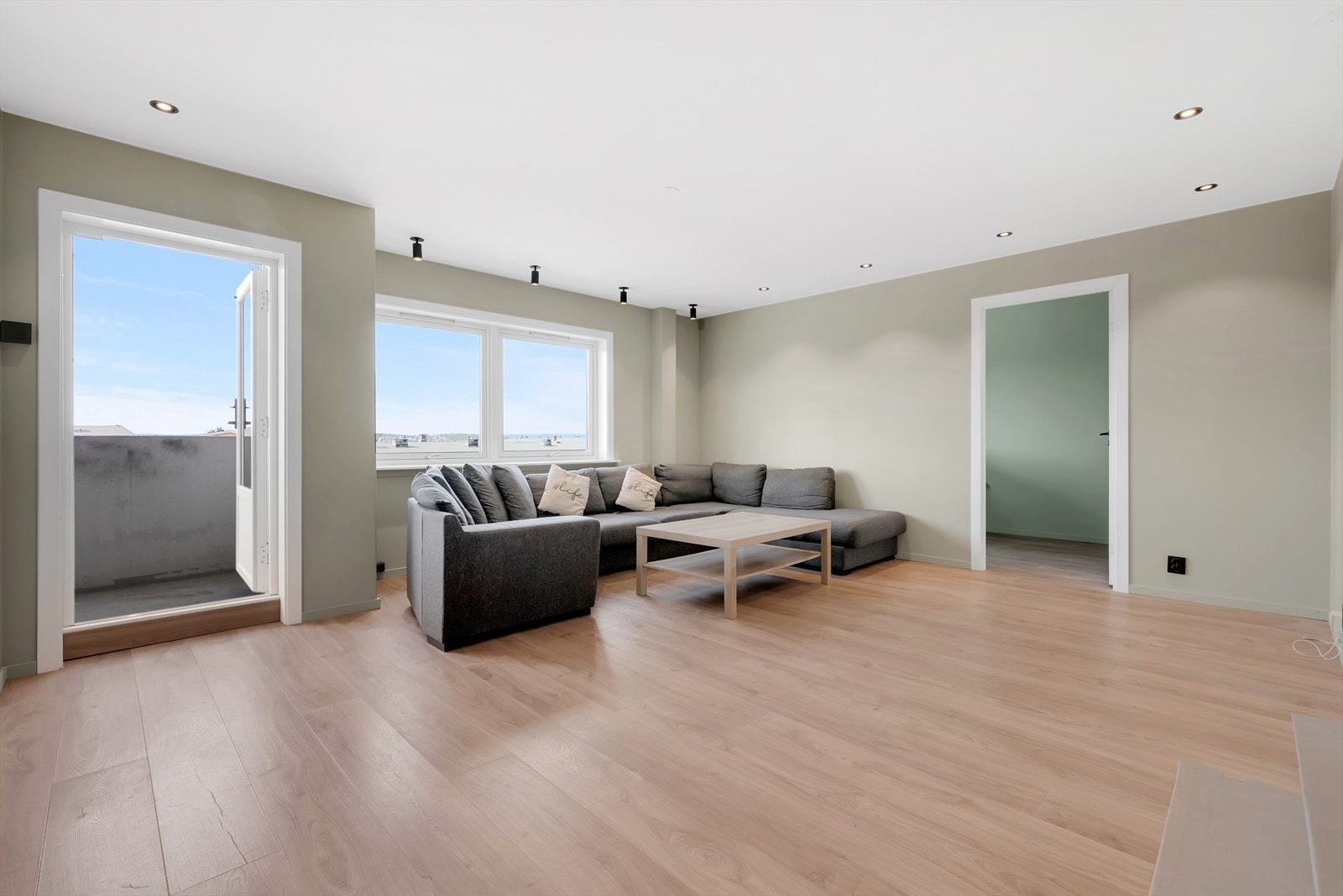 En flott og nyoppusset 4-roms andelsleilighet beliggende luftig med pent utsyn i blokkens 5. og 4. etasje. Galleribilde