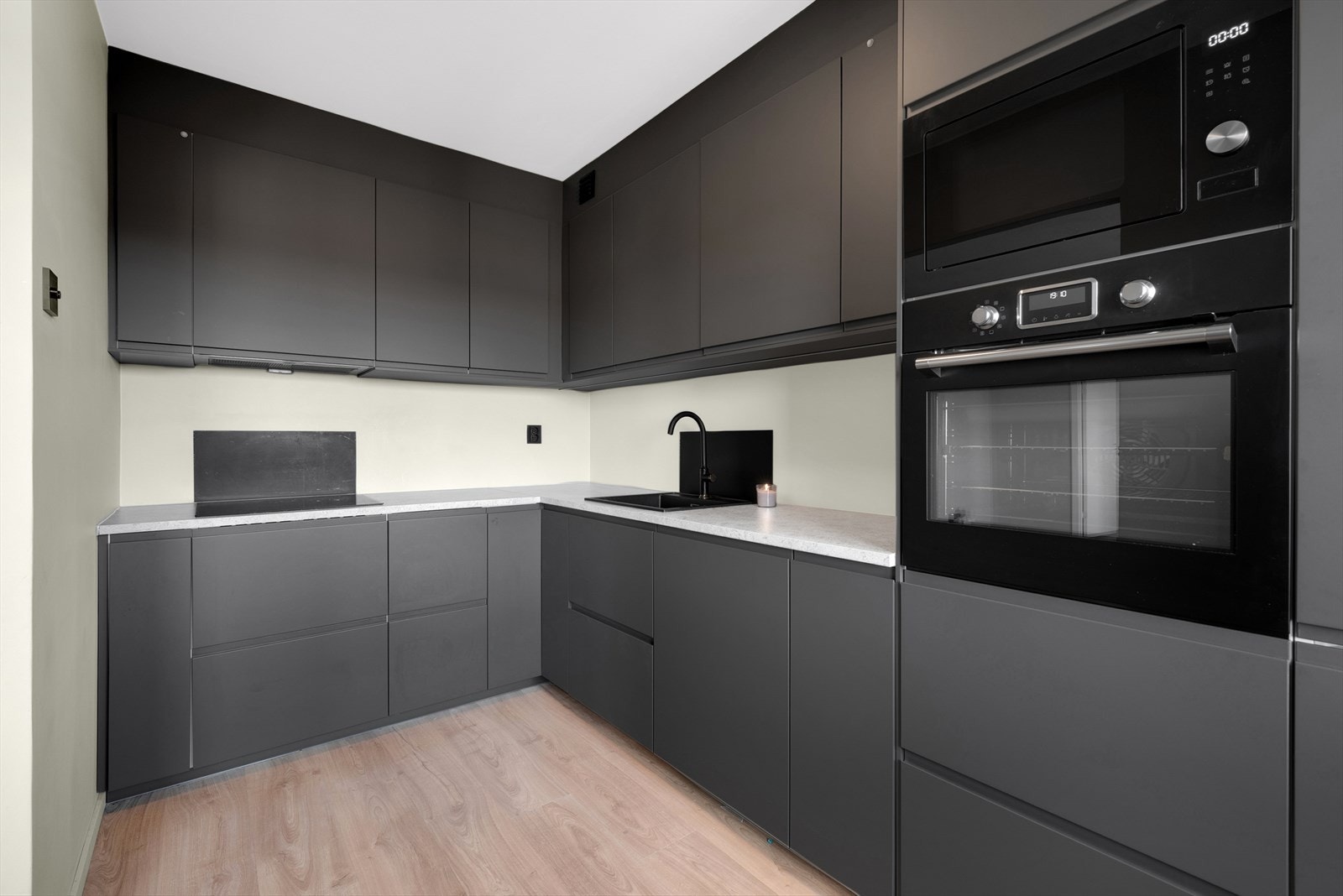 Flott nytt kjøkken med laminat på gulv, malte slette vegger og malt tak. Galleribilde