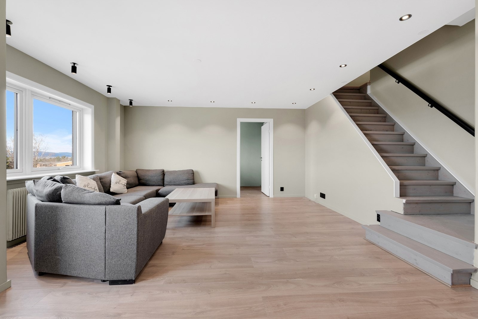 Romslig stue med laminat på gulv, malte slette vegger og malt tak med downlights. Fra stuen er det utgang til en hyggelig vestvendt balkong på 5 kvm med god utsikt. Galleribilde