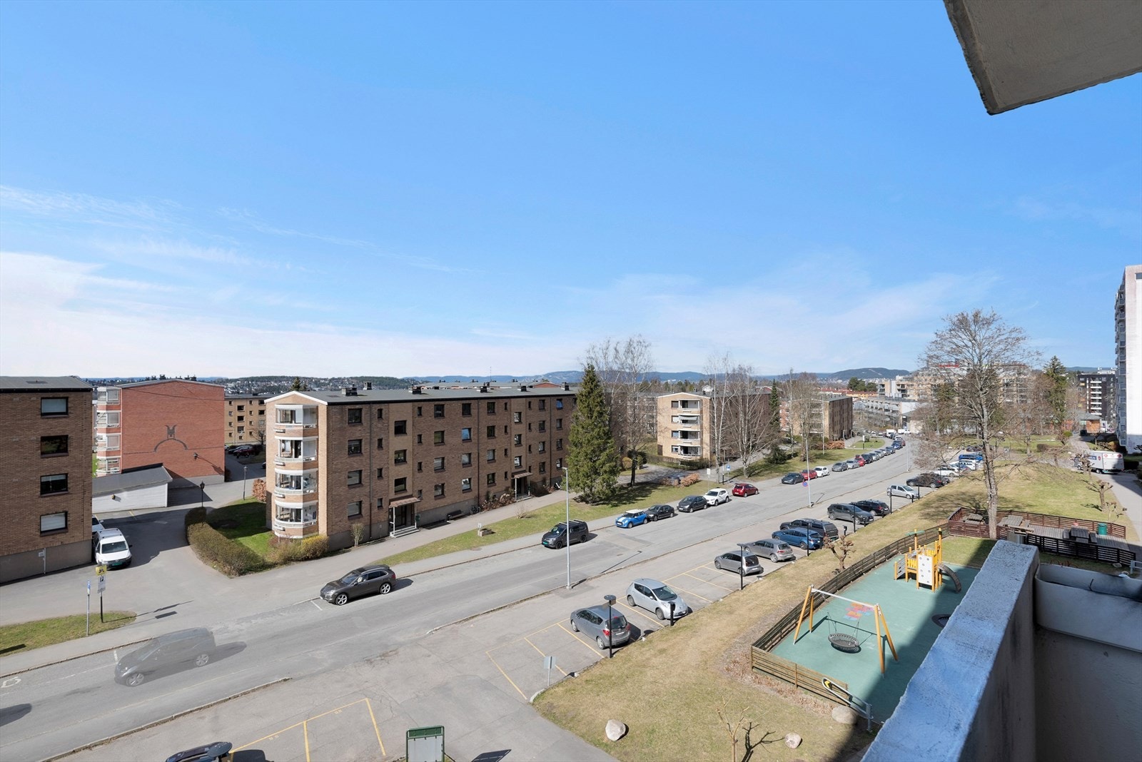 Fra stuen er det utgang til en hyggelig vestvendt balkong på 5 kvm med god utsikt og gode solforhold. Galleribilde