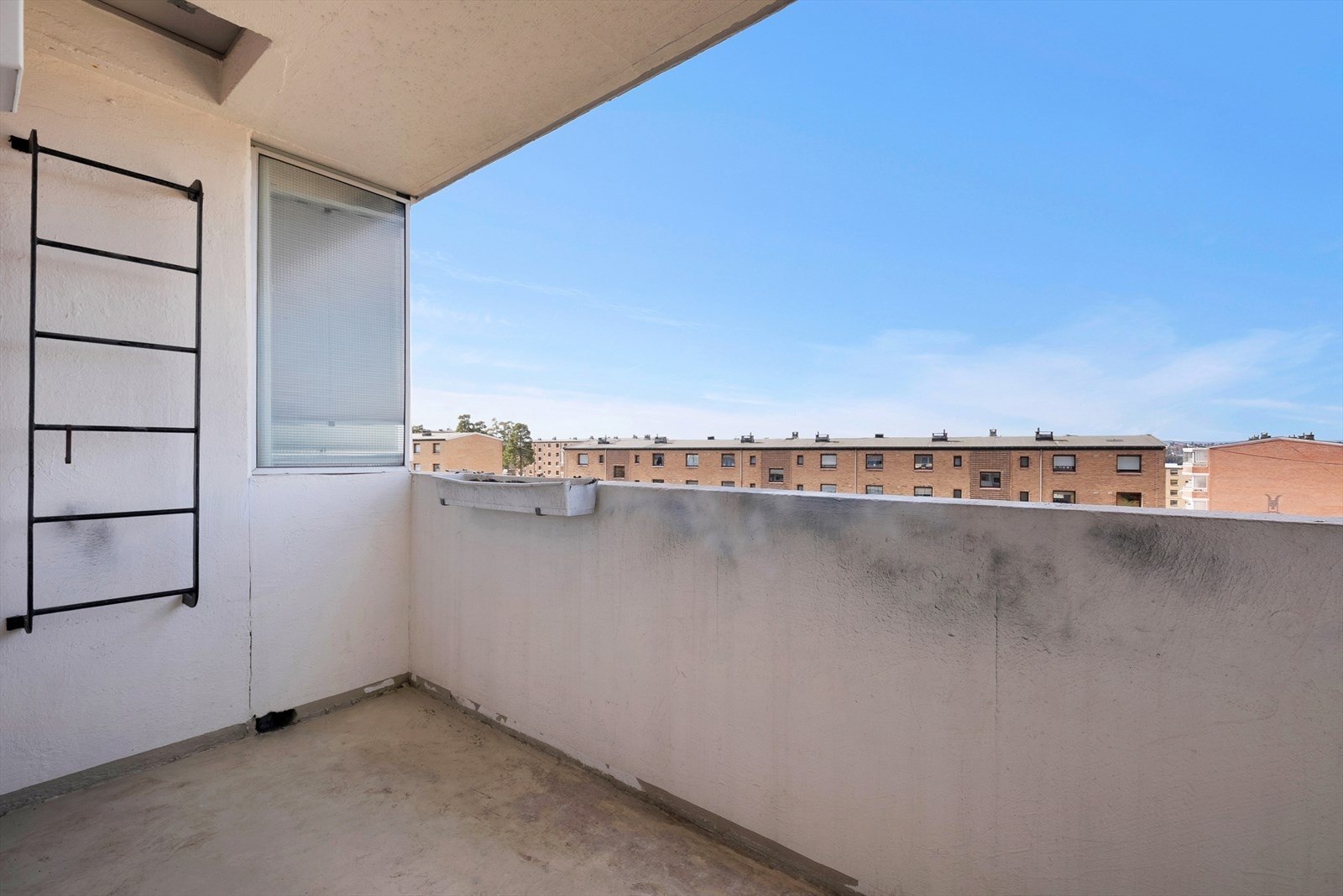 Fra stuen er det utgang til en hyggelig vestvendt balkong på 5 kvm med god utsikt. Galleribilde