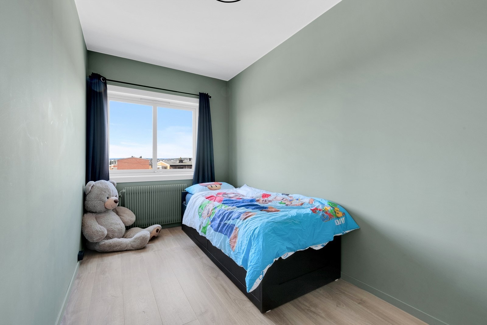 Soverom 3 med laminat på gulv, malte slette vegger og malt tak. Galleribilde