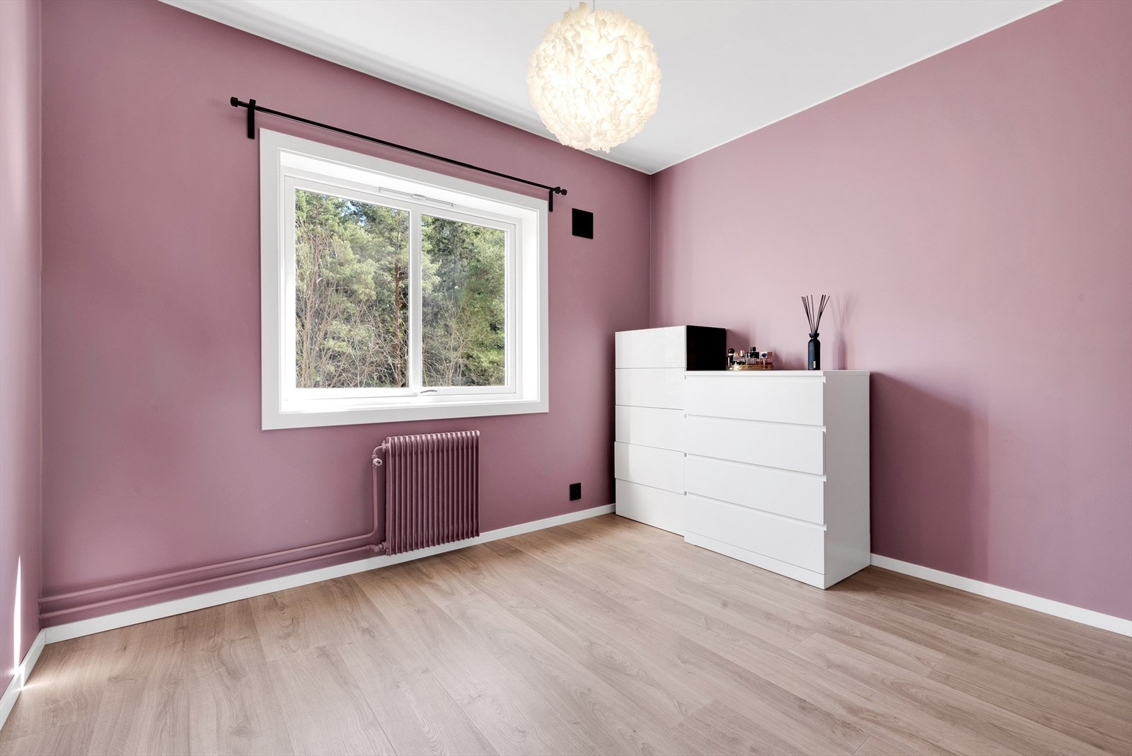 Soverom 2 med laminat på gulv, malte slette vegger og malt tak. Galleribilde