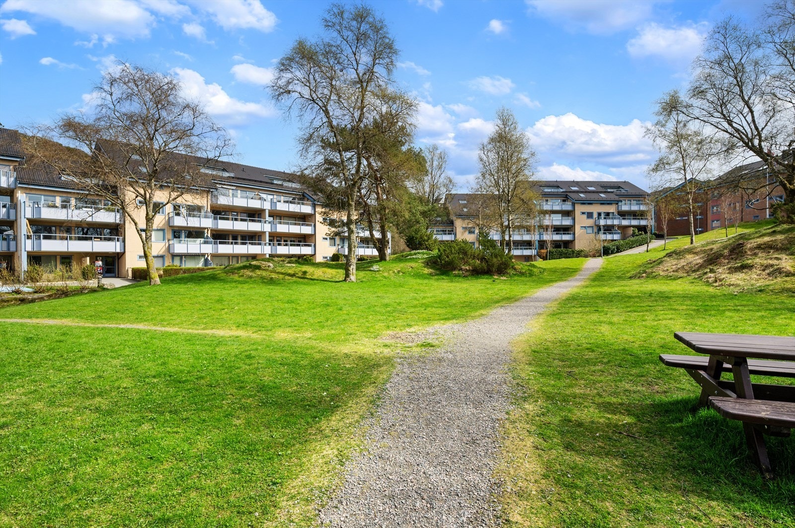 Med bil kommer du deg til Bergen sentrum på knappe 12-13 minutter. De to nærmeste kjøpesentrene er Vestkanten Storsenter (6 min kjøring) og Sartor Storsenter (11 min kjøring). Galleribilde