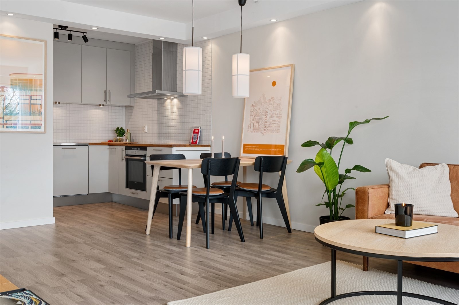 Spisestuen er praktisk plassert ved kjøkkenet. Galleribilde